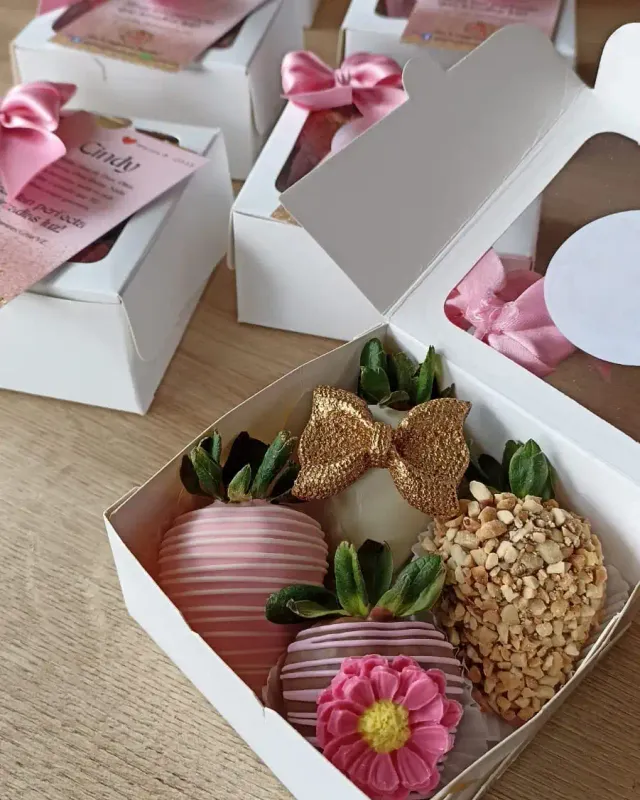 Empaquetamiento de las fresas con chocolate